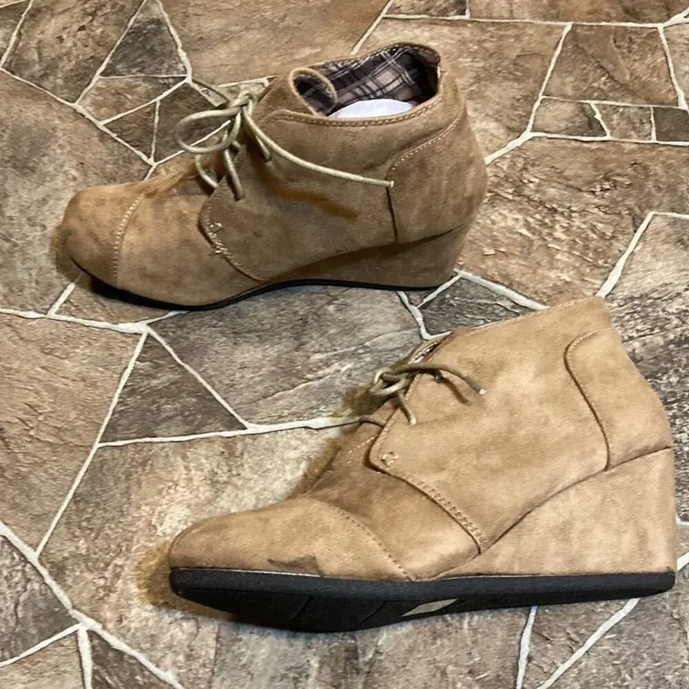 New Forever Womenβs Patricia Lace Up Faux Suede Ankle Wedge Booties Sz 8 - Picture 7 of 12